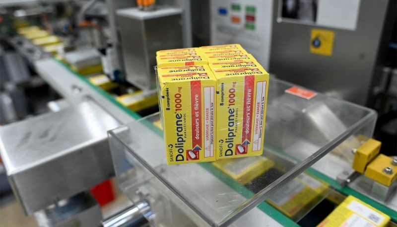 Des boîtes de Doliprane sur une chaîne de mise en conditionnement de l’usine Sanofi de Lisieux, dans le Calvados. 