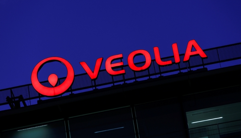 Vue du logo Veolia au-dessus des fenêtres du siège, à Paris.