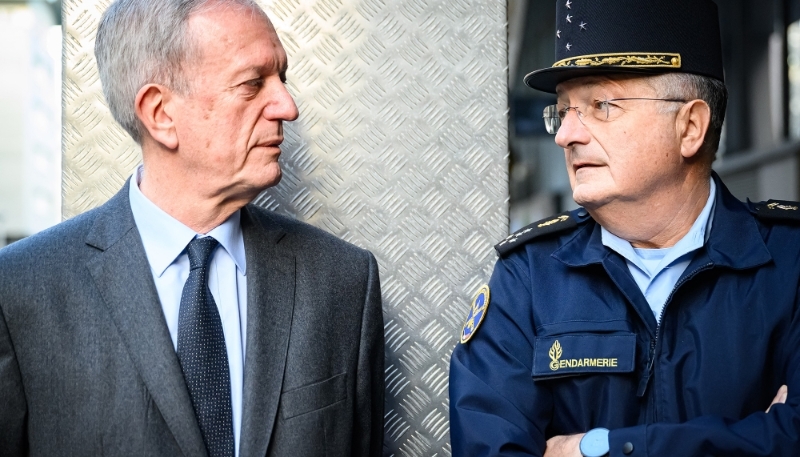 Le directeur général de la police nationale, Frédéric Veaux, et celui de la gendarmerie nationale, Christian Rodriguez, le 20 novembre 2023 à Paris.