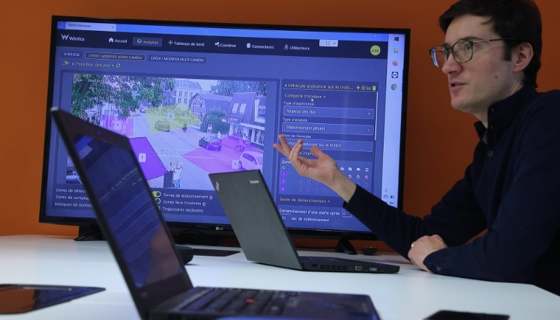 Quentin Barenne, cofondateur de Wintics, devant un écran de démonstration du système de surveillance développé par sa société.