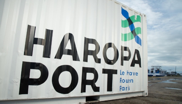 Un conteneur aux couleurs de Haropa Port.