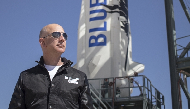 Le fondateur de Blue Origin et patron d'Amazon, Jeff Bezos, devant une fusée New Shepard.