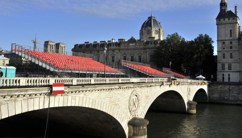 Des gradins installés pour la cérémonie d'ouverture des Jeux olympiques sur le Pont au Change, à Paris.