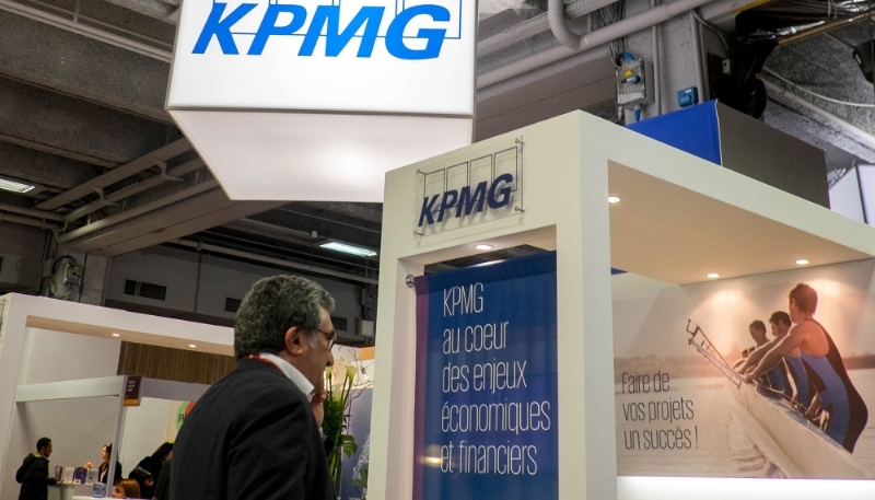 Stand du cabinet de conseil KPMG au salon franchise expo de Paris, mars 2016.