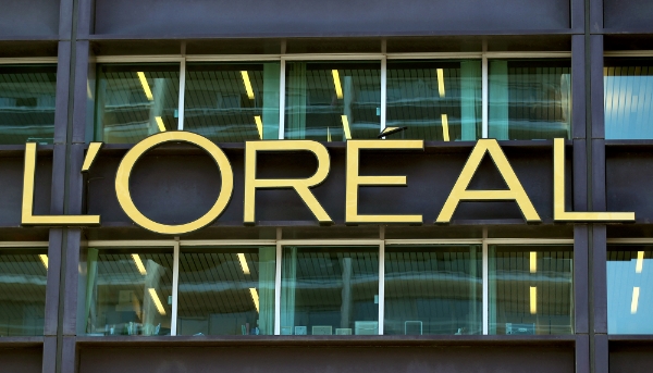 Logo L'Oréal sur le bâtiment du groupe à Clichy (Hauts-de-Seine).