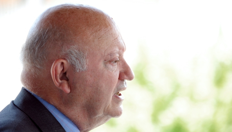 André Santini, président du Syndicat des eaux d'Ile-de-France (Sedif), lors d'un comité des élus du Sedif, le 24 juin 2010 à Choisy-le-Roi.