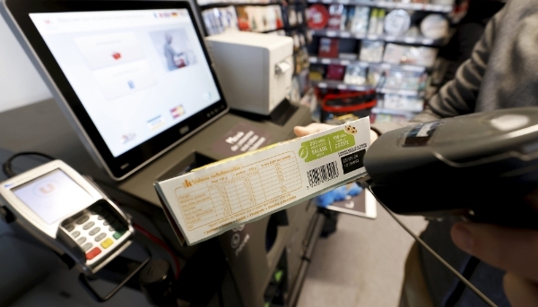 Une caisse automatique de supermarché.