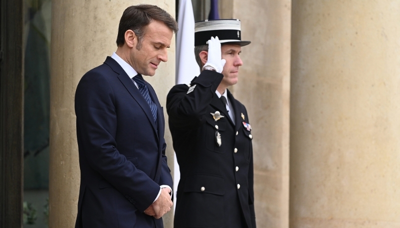 Emmanuel Macron sur le perron de l'Élysée.