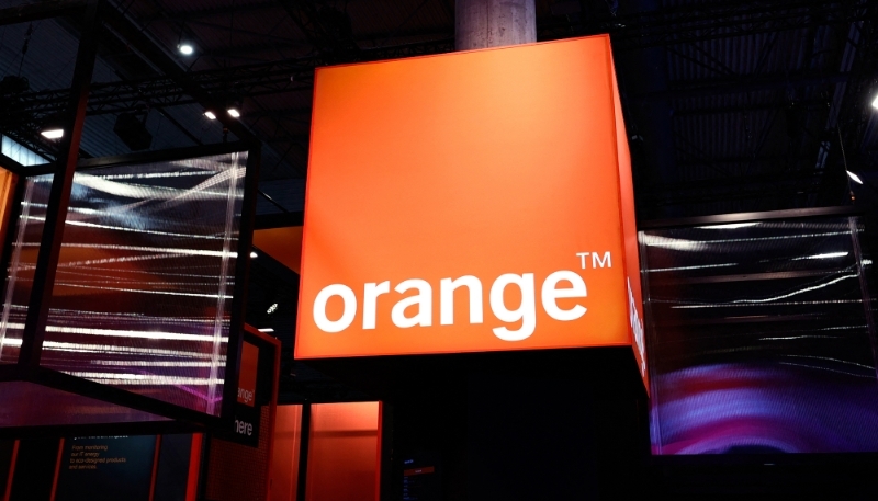 Le logo d'Orange sur le pavillon de l'opérateur télécom au Mobile World Congress 2024 à Barcelone, le 28 février 2024.