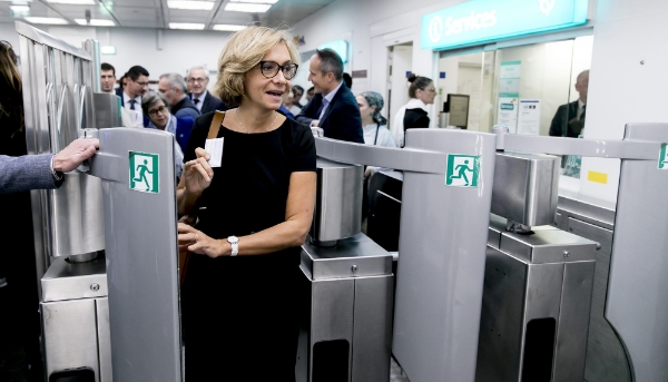 La présidente de la région Île-de-France Valérie Pécresse dans le métro de Paris.