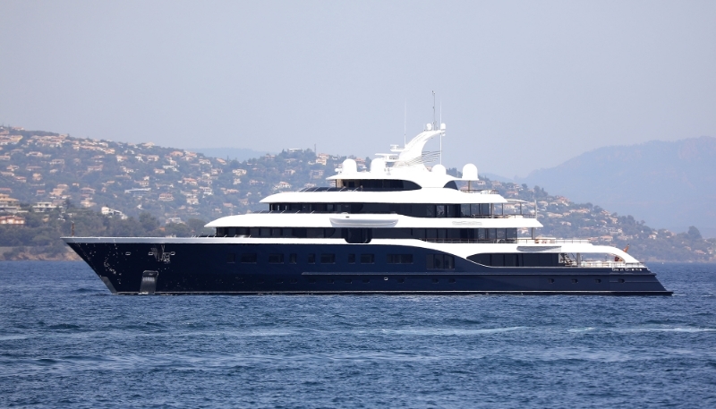 Le yacht de Bernard Arnault, amarré au large de Saint-Tropez.