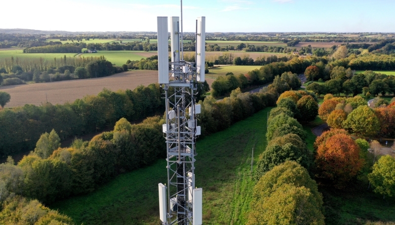 Vue d'une antenne relais dans la campagne de Saint-Brieuc-des-Iffs, dans l'ouest de la France, en octobre 2022.