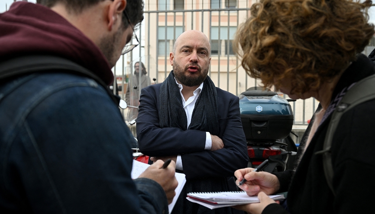 Aurélien Viers, directeur de la rédaction de La Provence, lors d'un rassemblement de protestation au siège du quotidien, le 25 mars 2024. 