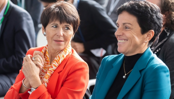 Christel Bories, DG d'Eramet, et Sabrina Soussan, DG de Suez, lors de l'inauguration de l'usine pilote de recyclage des batteries électriques d'Eramet, à Trappes, le 14 novembre 2023.