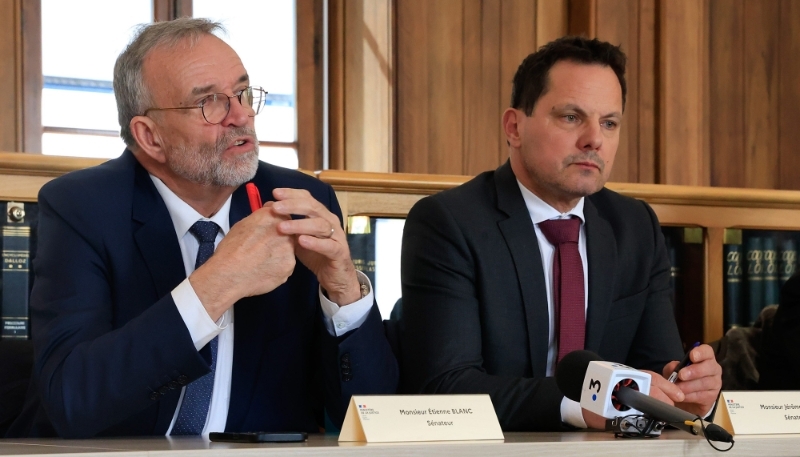 Les sénateurs Étienne Blanc et Jérôme Durain, le 28 mars 2024 à Valence.