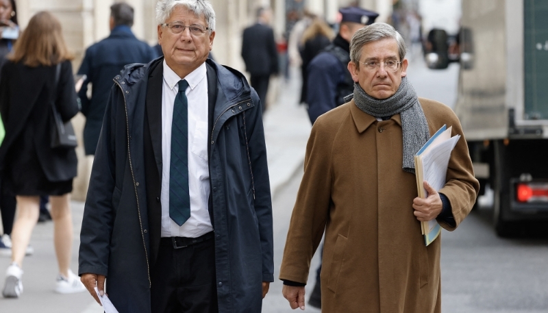 Les députés Éric Coquerel et Charles de Courson, quittant Matignon le 17 septembre 2024.