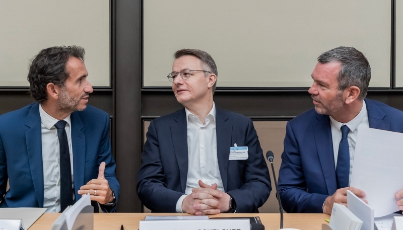 Alexandre Bompard (Carrefour), président de la FDC, avec Dominique Schelcher (Sysème U) et Thierry Cotillard (Intermarché), vice-présidents.