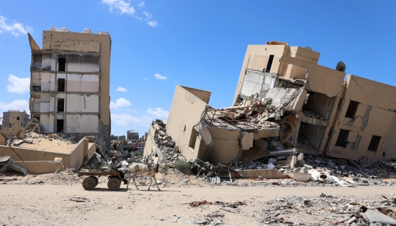 Un Palestinien devant des bâtiments endommagés par des bombardements, à Beit Lahia, dans le nord de la bande de Gaza, le 14 septembre 2024.