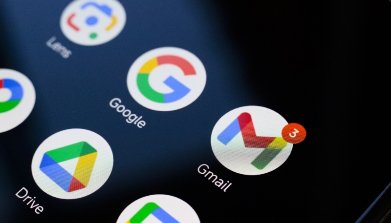 Les applis Gmail et Google Drive sur un smartphone.