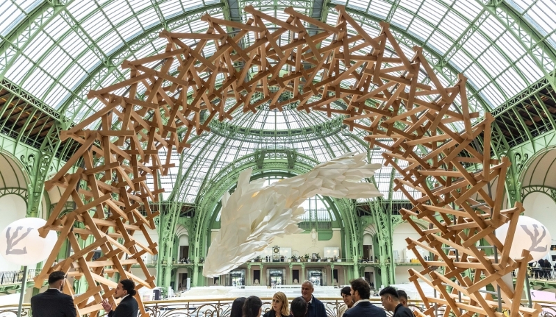 Installation de l'architecte américain Frank Gehry exposée à la foire d'art contemporain Art Basel au Grand Palais à Paris, le 17 octobre 2024.