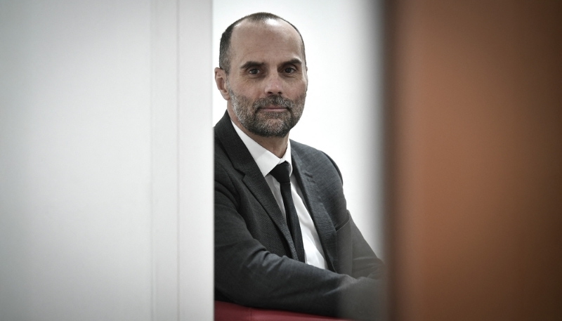 Le chef de l'Office anti-cybercriminalité, Nicolas Guidoux, dans son bureau à Nanterre, le 9 janvier 2024. 