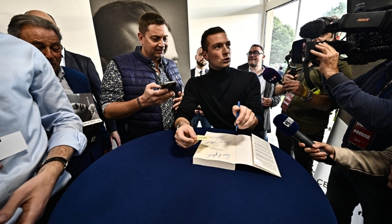 Le président du RN, Jordan Bardella, lors d'une séance de dédicace de son livre, le 10 novembre 2024, à Tonneins (Lot-et-Garonne).