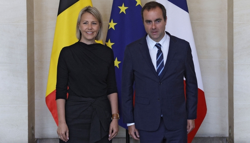 Le ministre français des armées Sébastien Lecornu a en signé en mai avec son homologue belge, Ludivine Dedonder, une lettre d'intention concernant l'approfondissement du partenariat entre les armées de terre des deux pays.