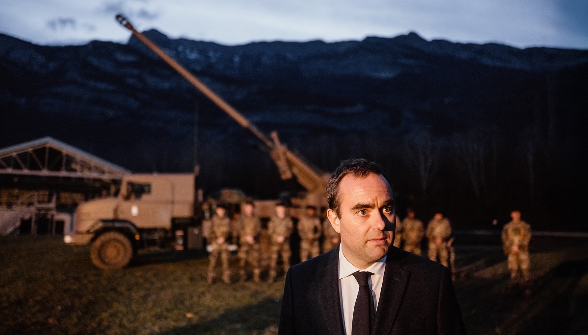 Sébastien Lecornu, au 93e régiment d'artillerie de montagne, lors d'une présentation, en février 2024, des capacités d'artillerie, dont les canons Caesar, dans le cadre de la formation des forces armées ukrainiennes.