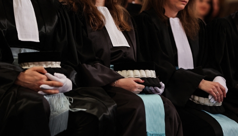 Des diplômés de l'École nationale de la magistrature, lors d'une cérémonie de prestation de serment, au palais Thiac à Bordeaux, le 17 février 2023.