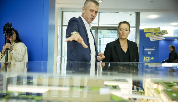 Michel Biero et Olivia Grégoire, ministre déléguée chargée du commerce, au siège de Lidl France, à Rungis, en septembre 2023.