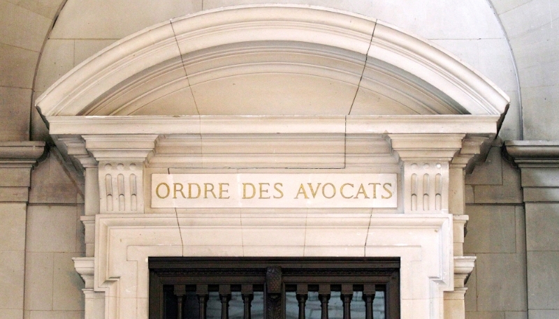 Fronton d'une entrée de l'ordre des avocats au palais de justice. 