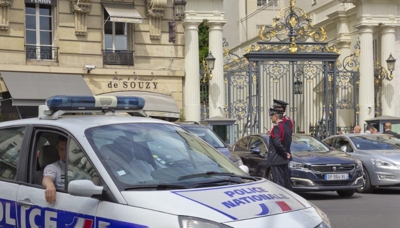 Un véhicule de police devant le ministère de l'intérieur, place Beauvau.