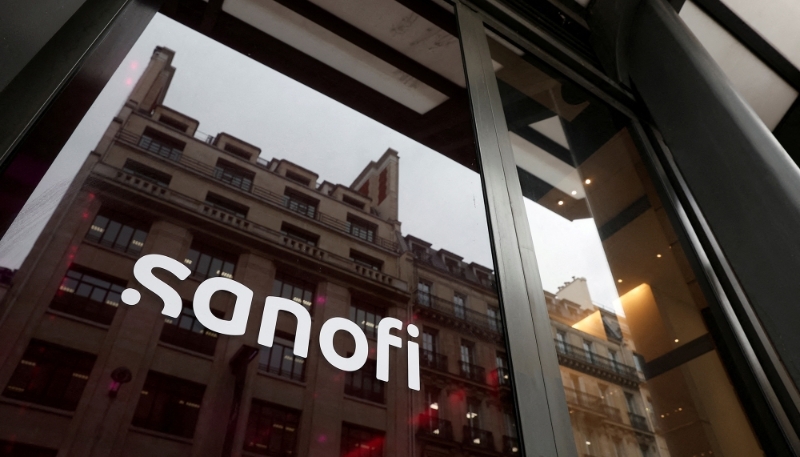 Vue du logo de Sanofi au siège de la société, à Paris, en février 2022. 