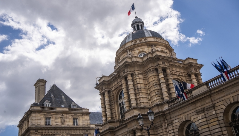 Vue de l'entrée du Sénat à Paris.