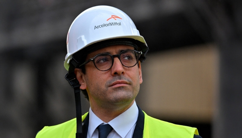 Stéphane Sejourné, lors de sa visite de l'usine ArcelorMittal à Gand, en Belgique, le 3 décembre 2024, en préparation du Clean Industrial Deal de l'UE.