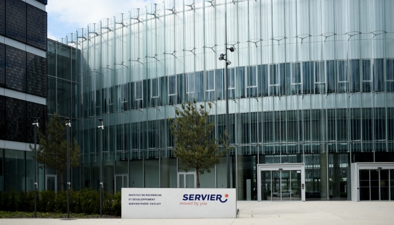 Le logo de Servier, devant l'institut R&D du groupe à Paris-Saclay. 