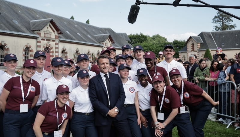 Emmanuel Macron avec des jeunes membres du SNU, à Saint-Lô, le 5 juin 2024.