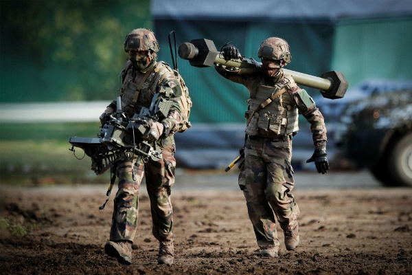 Deux soldats armés d'un Mistral, fabriqué par MBDA.