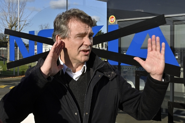 L'ancien ministre du redressement productif Arnaud Montebourg, en visite à l'usine Nokia de Lannion (Côtes-d'Armor), le 25 janvier 2021.