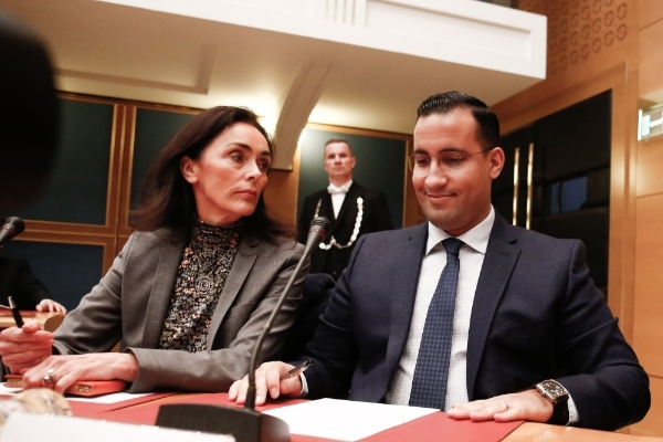 Alexandre Benalla accompagné par son avocate Jacqueline Laffont lors de son audition par la commission des lois du Sénat, en janvier 2019.