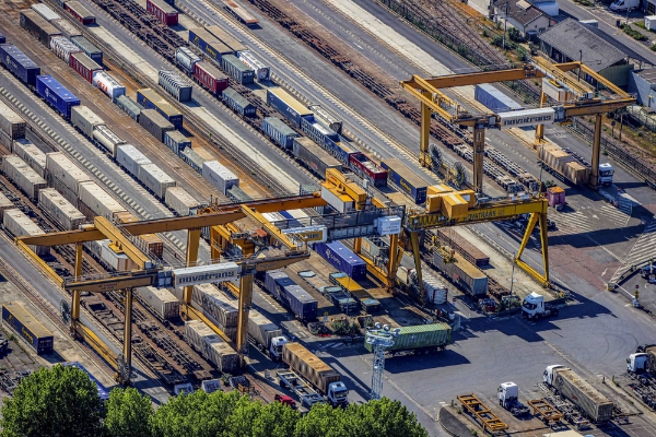 Ferroutage au terminal de Novatrans à la gare de triage de Noisy-le-Sec, en région parisienne.