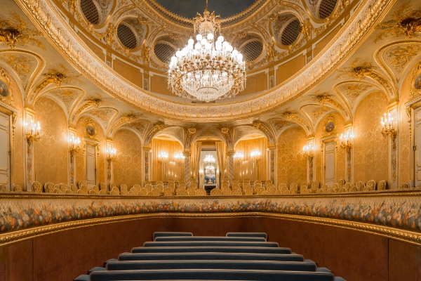 Le théâtre Cheikh Khalifa bin Zayed al Nahyan du château de Fontainebleau. Restauré grâce à des capitaux des EAU, le théâtre impérial a été rebaptisé en hommage à l'émir d'Abou Dhabi.