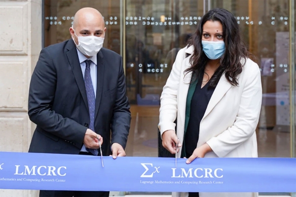 Merouane Debbah, directeur de la R&D de Huawei France, et Faten Hidri, vice présidente de la région Ile-de-France en charge de l'enseignement supérieur et de la recherche, lors de l'inauguration du centre Lagrange, le 9 octobre 2020.