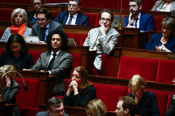 Gilles Le Gendre entouré du groupe LREM sur les bancs de l'hémicycle.