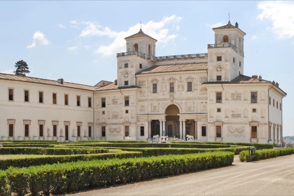 La Villa Médicis, première institution touchée par la centralisation du réseau des résidences artistiques françaises.