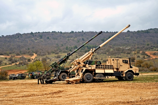 Le canon Caesar de Nexter dans sa version destinée à l'armée de terre, et sa version export (au premier plan).