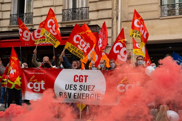 Syndicalistes de la CGT manifestant contre l'OPA lancée sur Suez par Veolia, mars 2021.