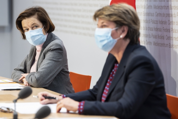 Florence Parly lors de sa rencontre avec son homologue suisse Viola Amherd, le 22 mars, à Berne.