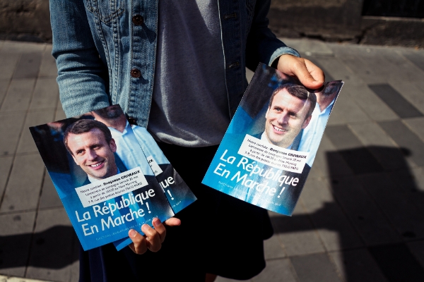 Deux militants d'En Marche ! en train de tracter pour les législatives de 2017.