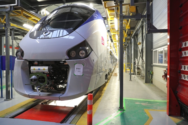 Un train Regiolis sur le site Alstom de Reichshoffen dans le Bas-Rhin.